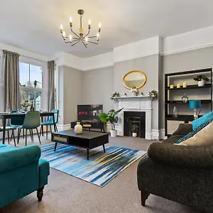 Parea Living - Leytonstone, 2-bedroom Serviced Apartment, Free Parking, Remote Working Apartment