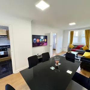 3 Bedrooms Spacious House, Separate Reception, 2 Full Bathrooms, Parking, Garden Holiday home